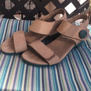 Mephisto chunky heel ready for summer! 🌈